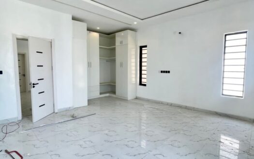 STUNNING 5 BEDROOM FULLY DETACHED DUPLEX