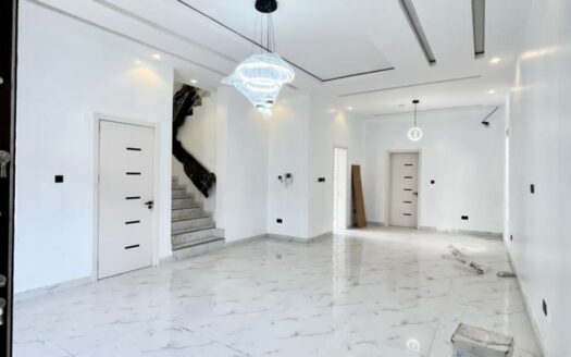 STUNNING 5 BEDROOM FULLY DETACHED DUPLEX